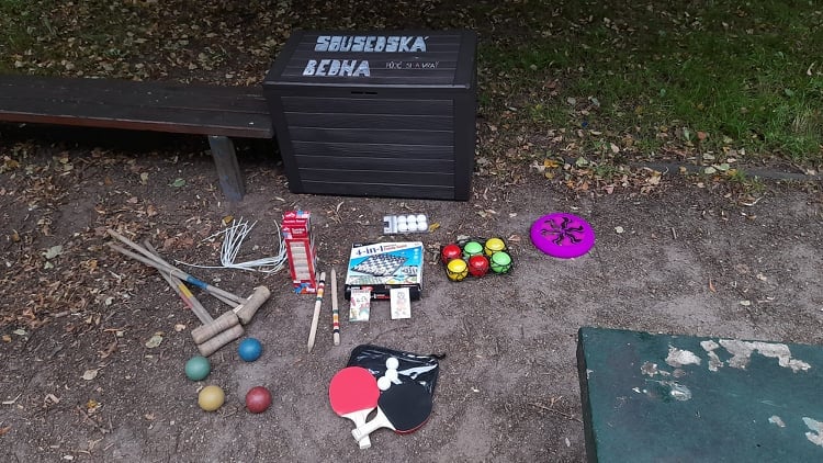 Herní vybavení v sousedských bednách