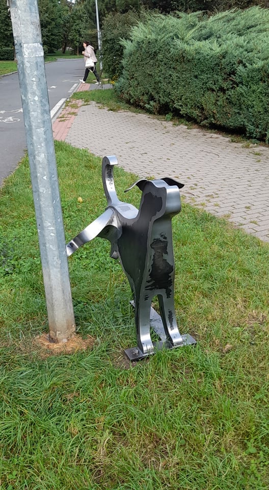 Socha čůrající pejska